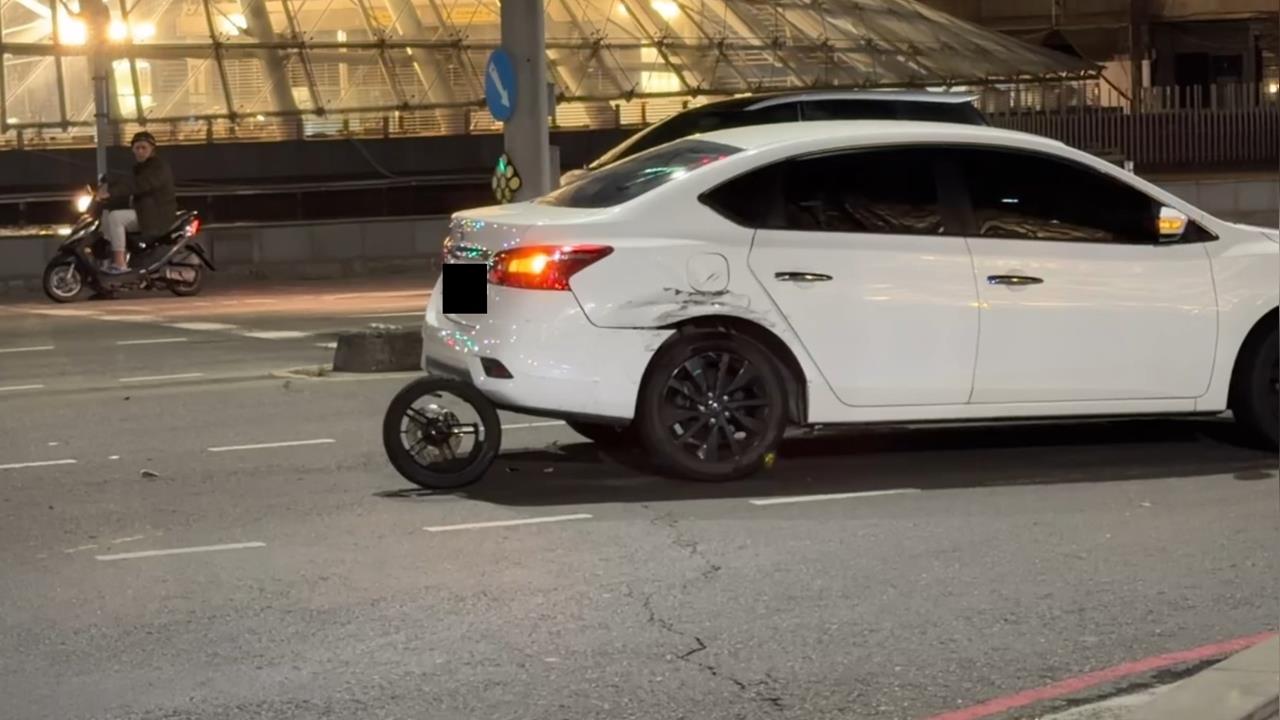 快新聞／三寶對決？凌晨高雄「機車闖黃燈」撞搶快左轉汽車　騎士噴飛倒地