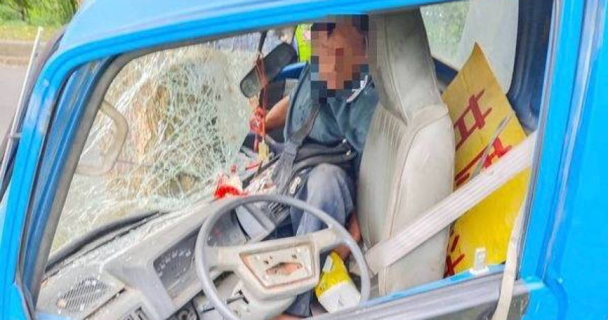 77歲老翁自撞樹受困車內　消防破車40分鐘救出奇蹟生還