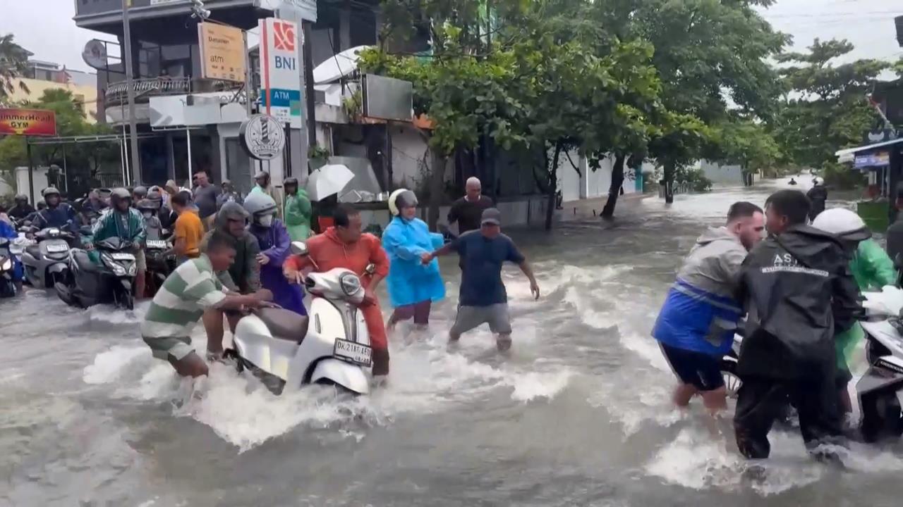 渡假天堂峇里島暴雨慘淹民眾受困 水裡還游出大蟒蛇