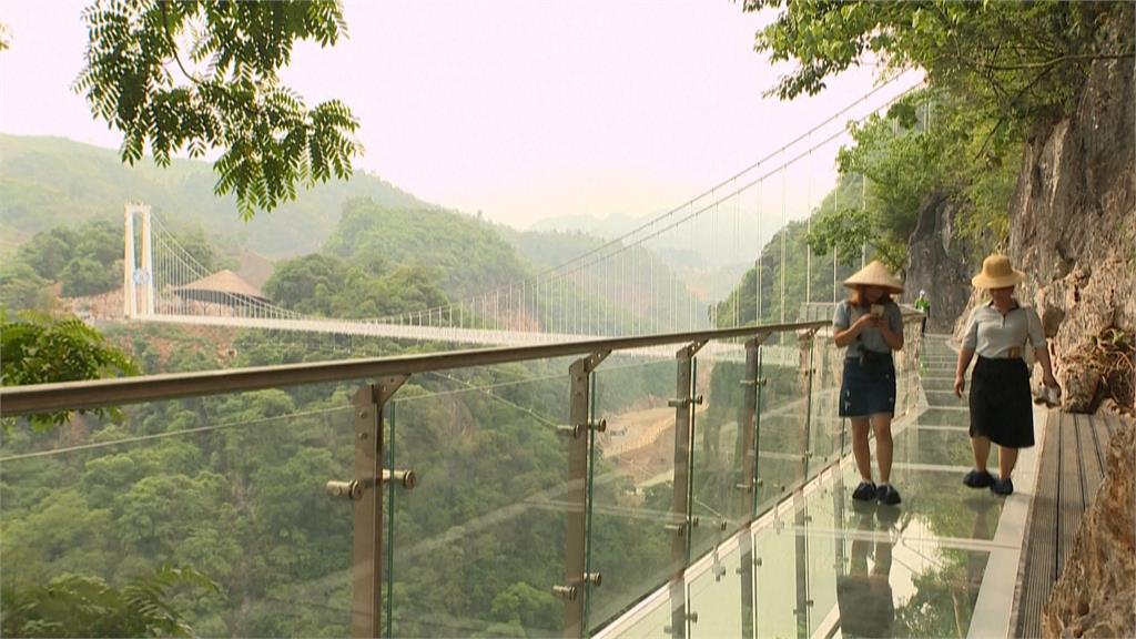 沒懼高症來挑戰！　「白龍玻璃橋」離地150米