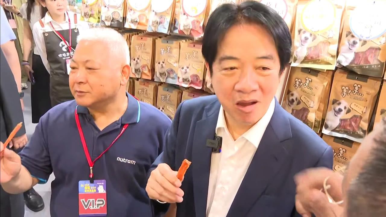 賴總統幫試吃的寵物肉條  斑斑入口反應曝光