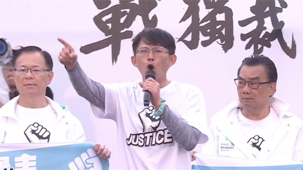 快新聞／曾喊「藍營傷害台灣民主」！十年後卻同台　網朝聖：真黃國昌被關地窖幾年了？