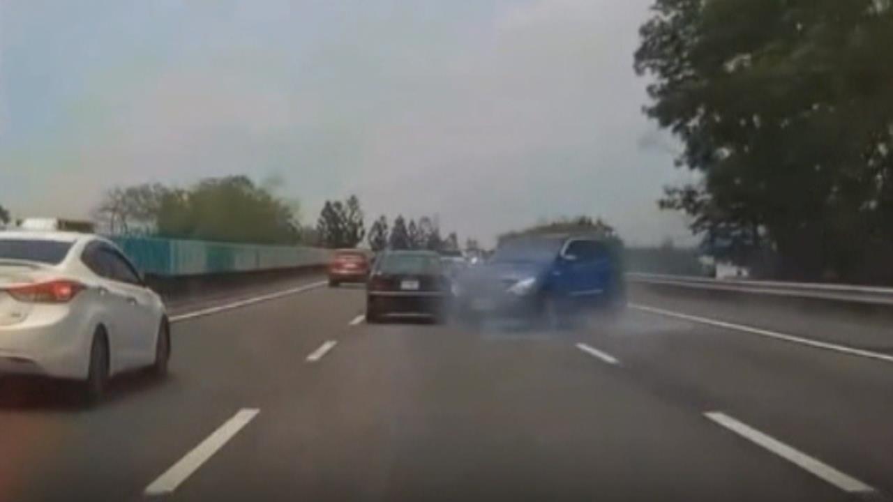 疲勞開車! 駕駛"國道上偏移"失控撞車 嚇壞用路人