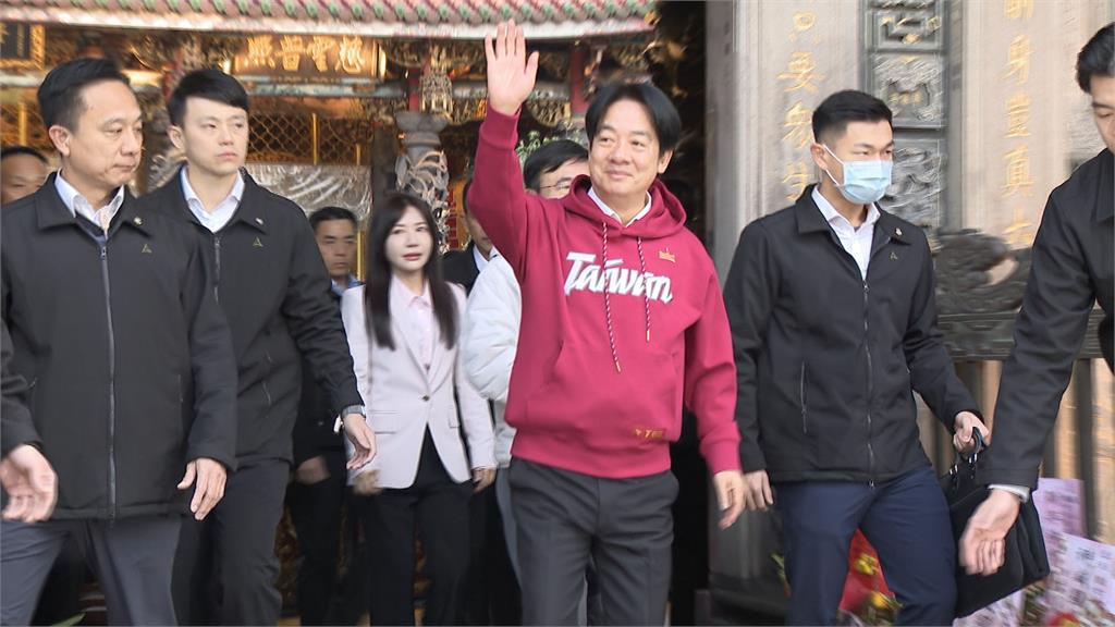 賴清德紅衣新造型喜氣亮相！　人氣旺民眾擠爆搶福袋