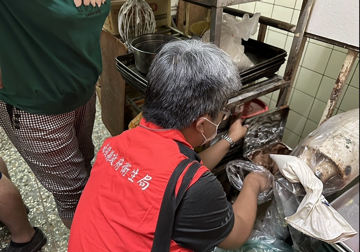巧克力麵包驚見小強入餡　民眾咬下嚇瘋「脆脆的」