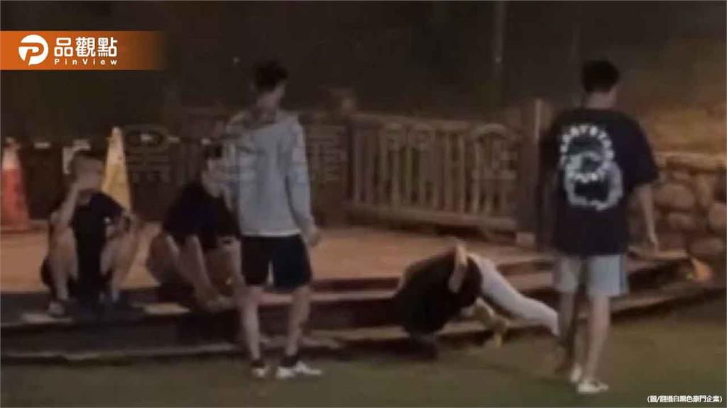 誇張跪姿求原諒！男子「頭腳拱橋」撐地 