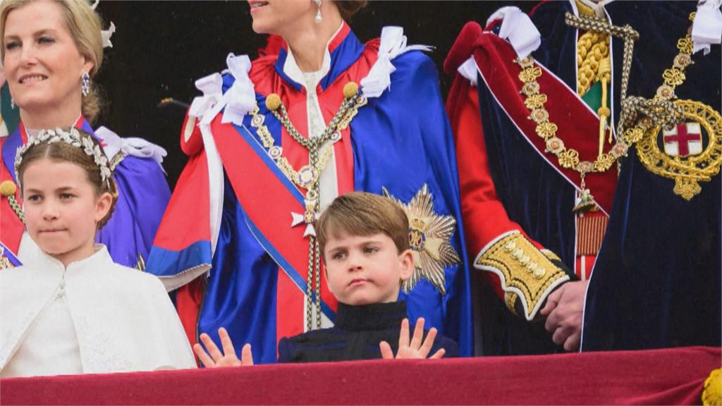 5歲路易可愛現身！　查爾斯三世戴王冠　他打呵欠