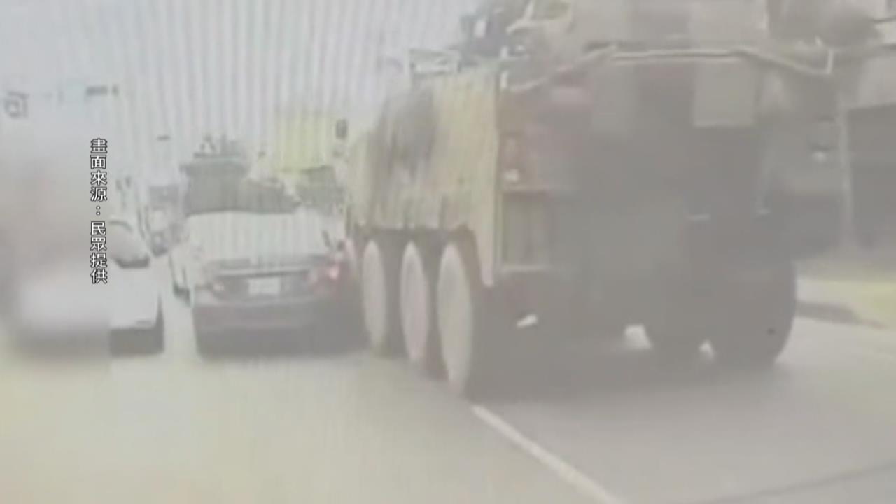 雲豹裝甲車變換車道擦撞　後車閃不及再撞另輛裝甲車