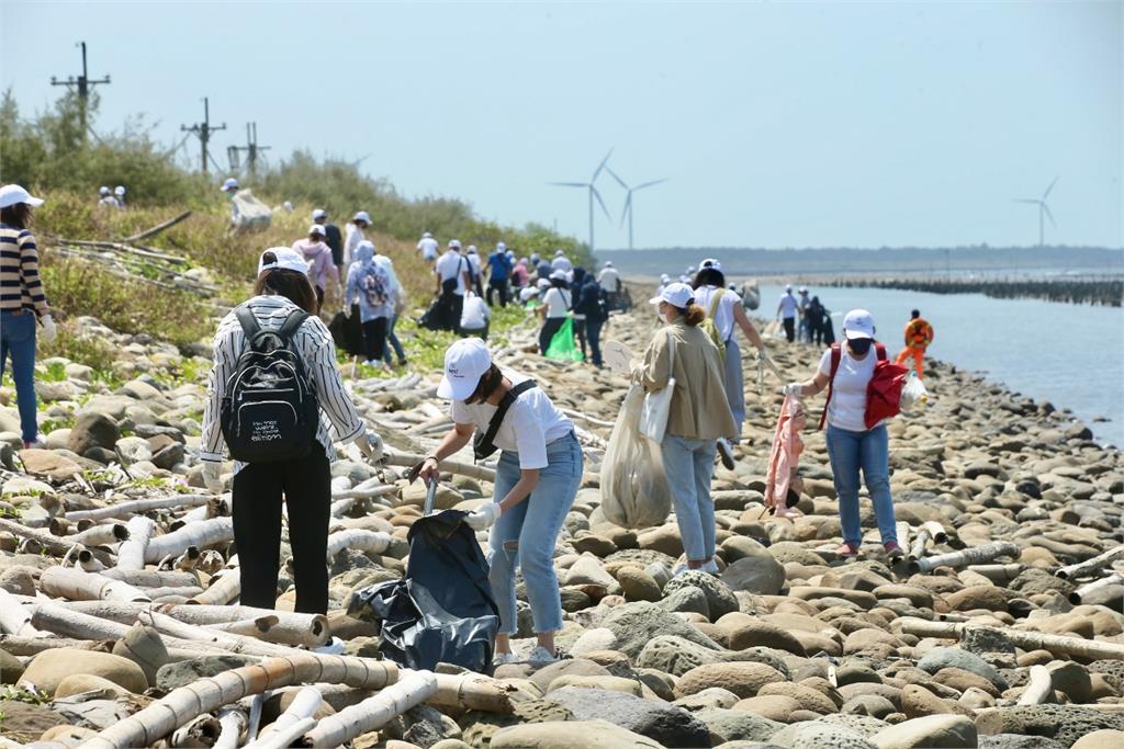 台灣辦公室首度！達德近百員工「移地辦公淨灘」清理375公斤廢棄物