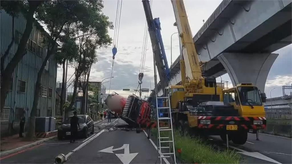 貨車、水泥車疑未減速路口相撞　2駕駛1死1傷