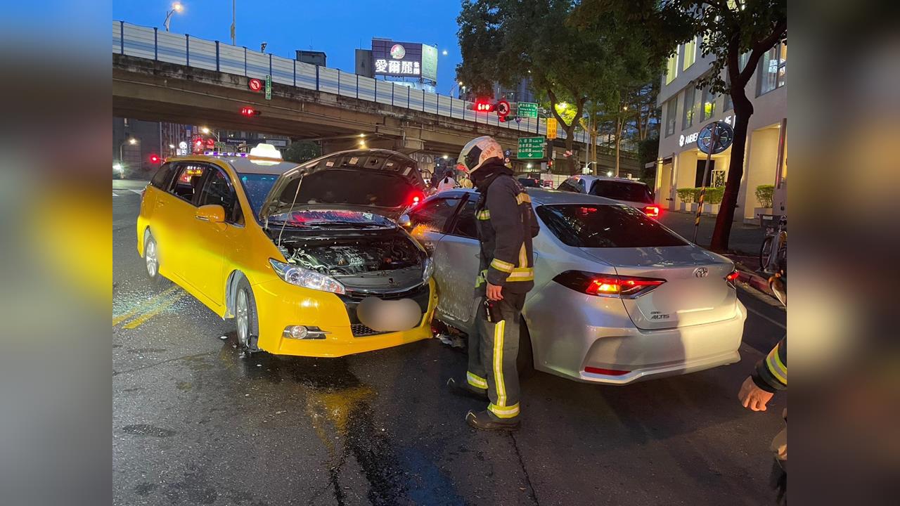 快新聞／北市中山區車禍！小黃突暴衝釀3車遭撞　67歲運將驚喊：全忘了