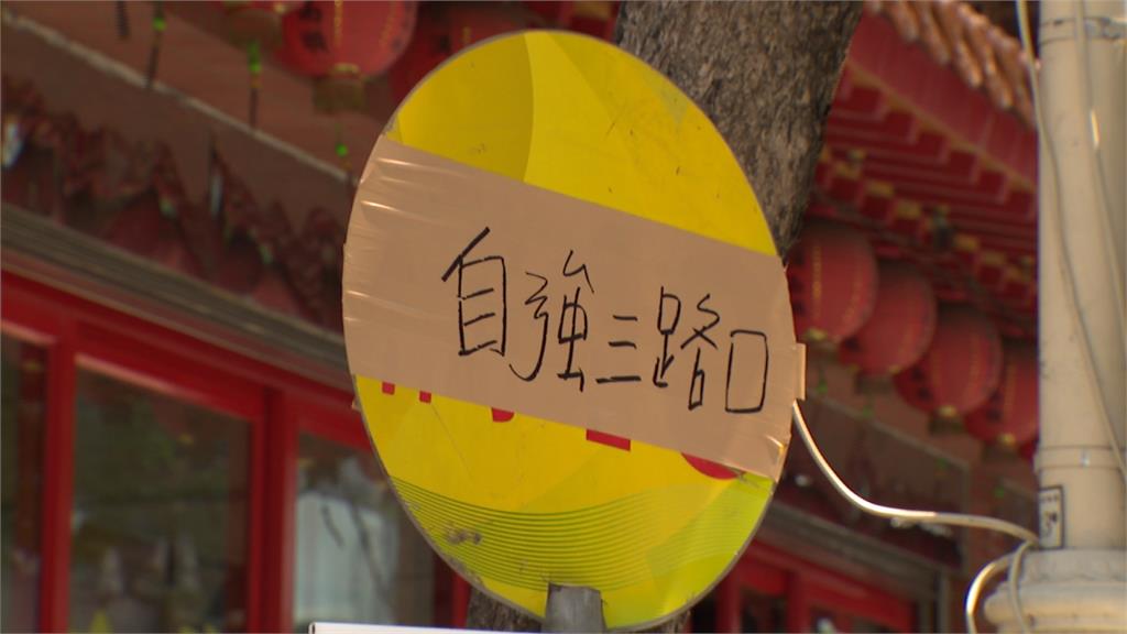高雄公車站牌用膠帶黏超克難！網友諷：又老又窮是政見