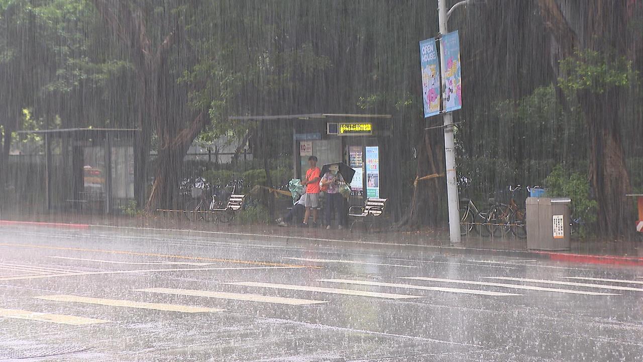 風神共伴發威! 6縣市大.豪雨特報 大雨至少下一週