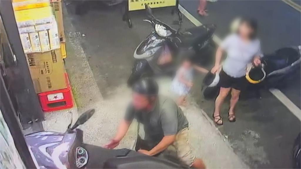 台中粗心父沒熄火下車喬車位　暴衝撞進店家眾人全看傻眼