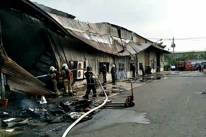 台南泡棉工廠起火  風勢助長火勢猛烈