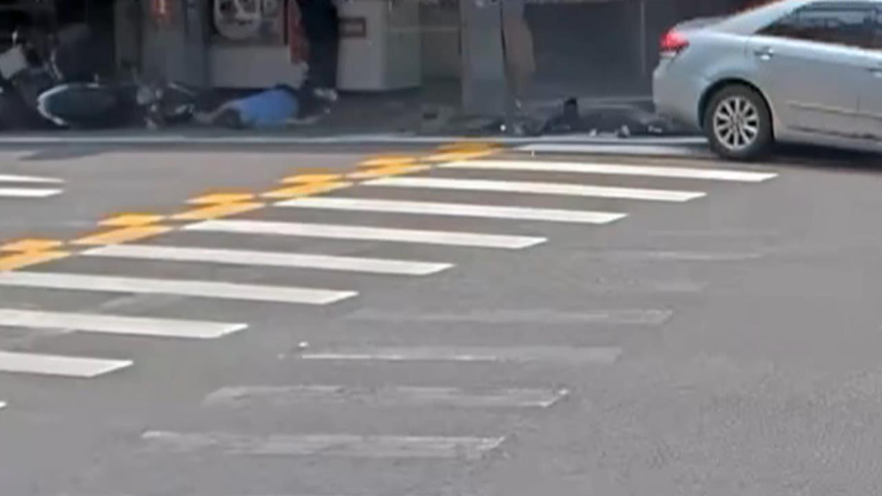 疑暈眩失控!73歲老翁逆向連撞五車 一人被撞飛一度失去意識