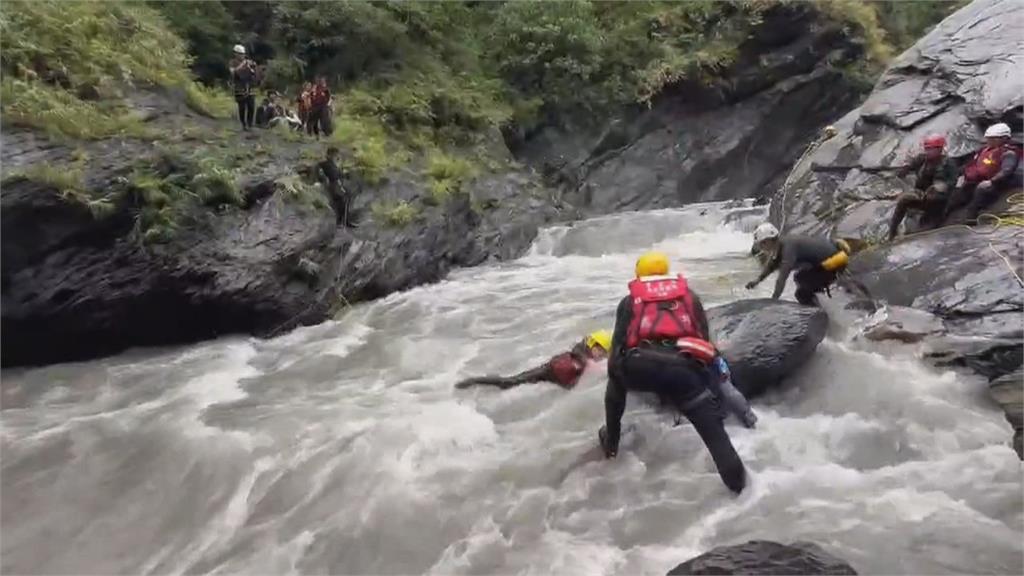 驚險畫面！午後大雨溪水暴漲　佳暮村迴旋谷溯溪9人受困