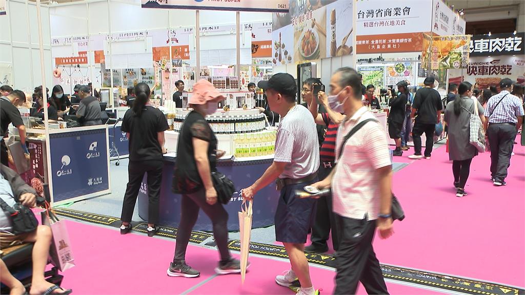 食品暨伴手禮國際博覽會熱鬧登場　第一名店大展廚藝  吸引大批民眾試吃