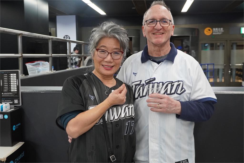 【WBC】費仔爸媽從西雅圖飛來東京幫兒子加油　聽說他在台很紅「完全不懂為什麼」