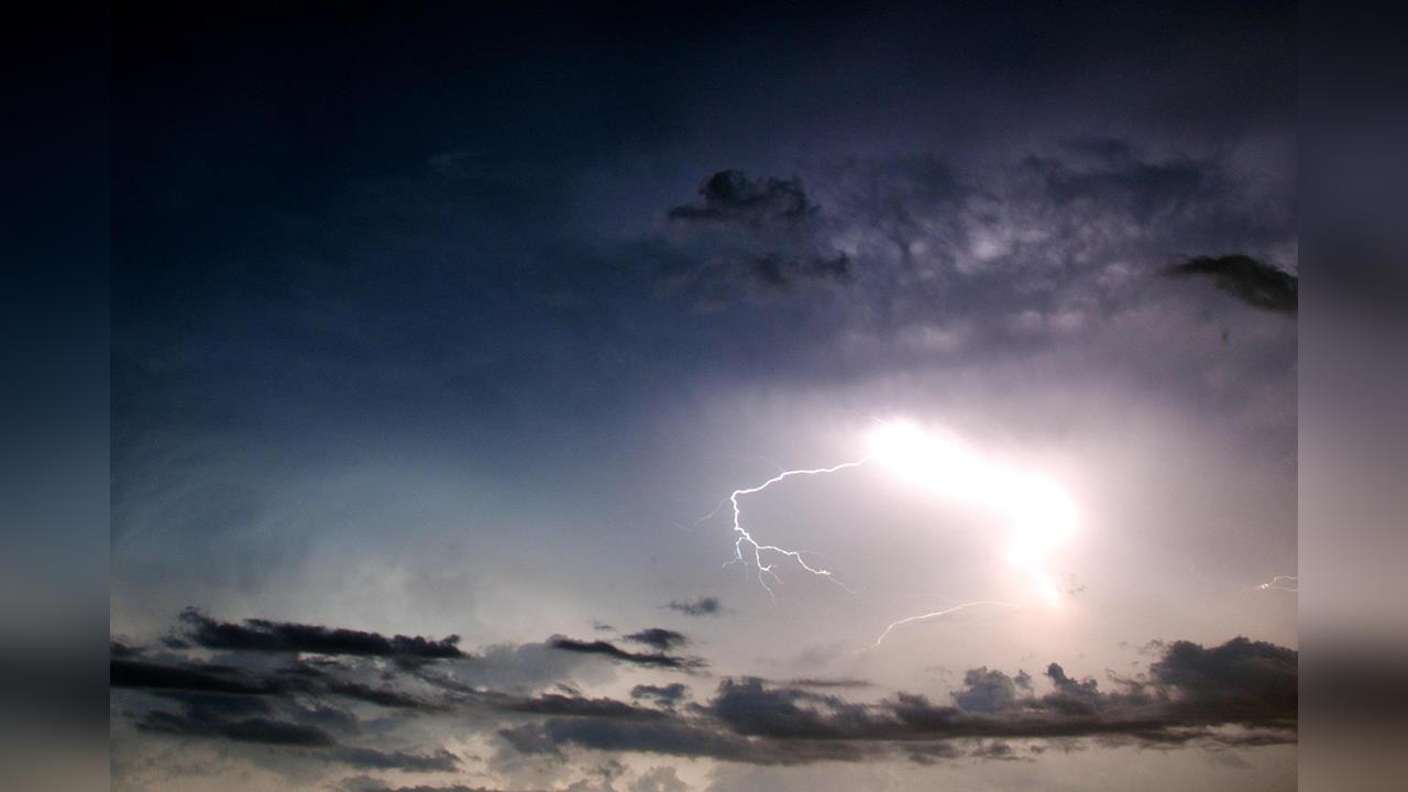 快新聞／快躲雨！氣象署發布大雨特報　高雄、屏東大雷雨下到「這時」