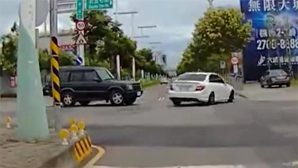 賓士車超車迴轉　帥不過三秒悲劇了！