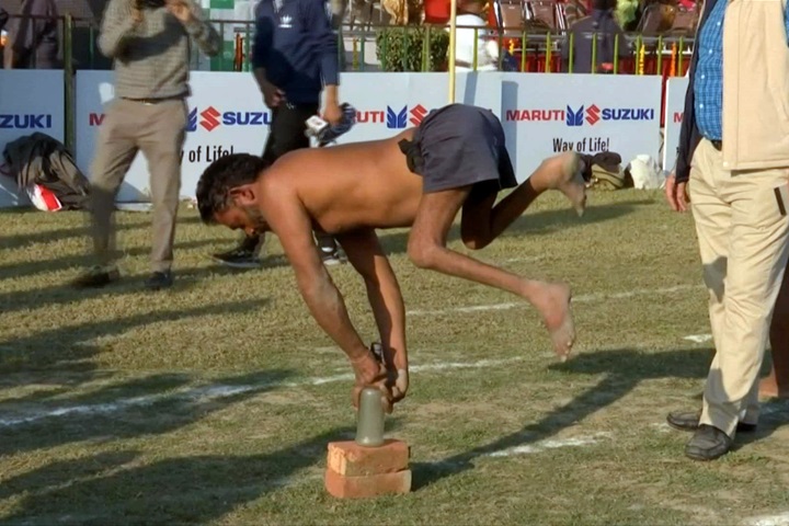 「以髮拉車」大力士 印度農村奧運技驚四座