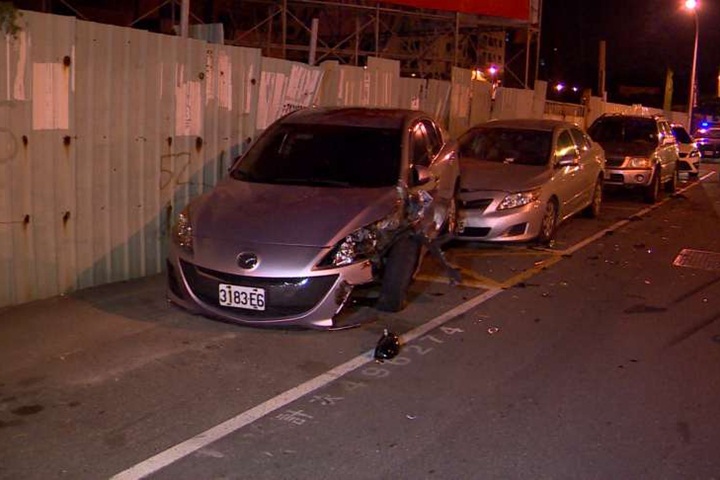 高雄凌晨5車連環撞 警追肇逃車主