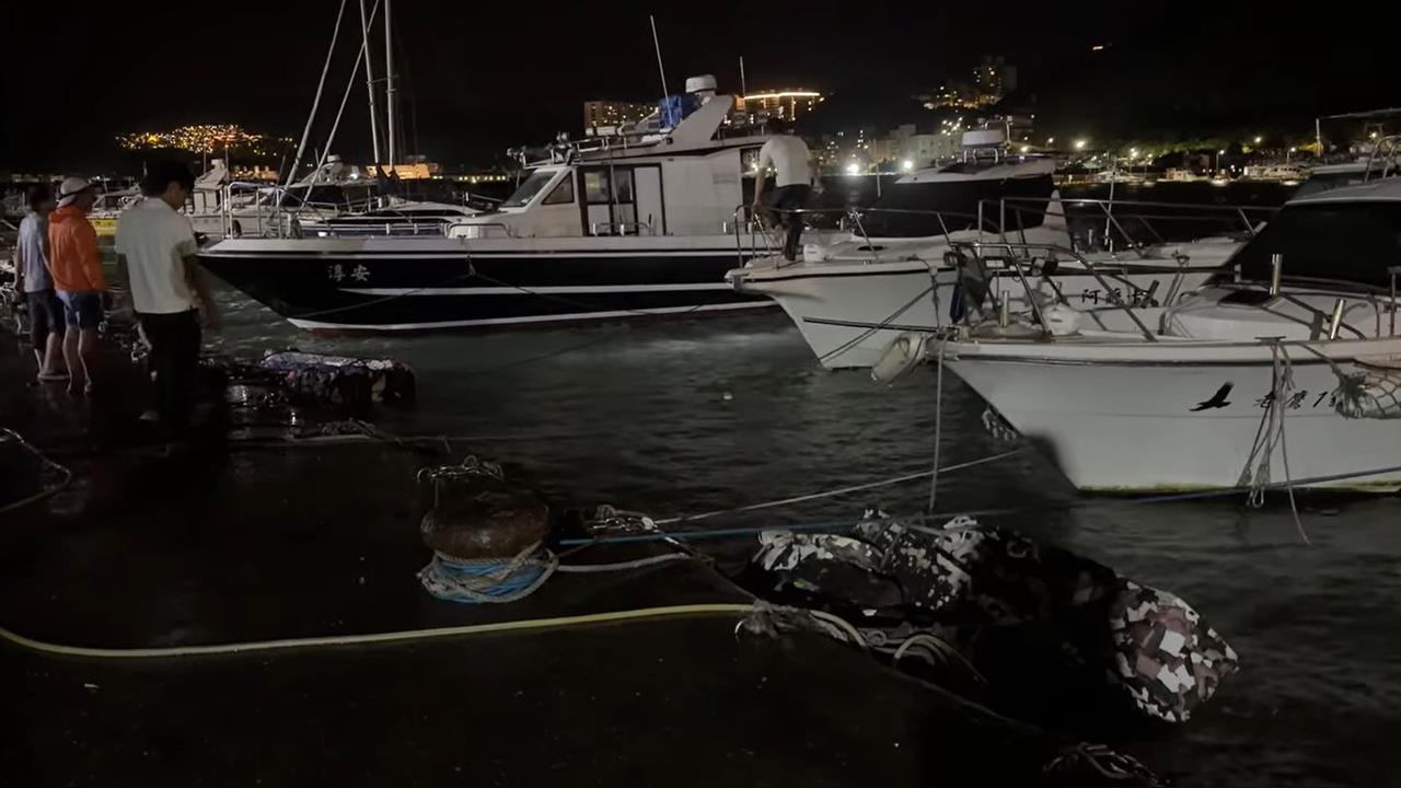 基隆碧砂漁港船隻翻覆有人落海 船長等眾人忙搶救