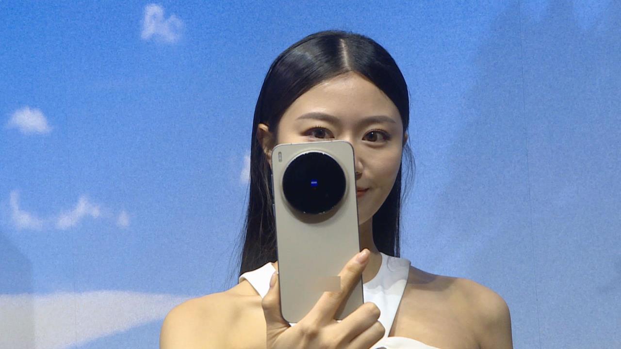 手機品牌與蔡司推新機 搭普發汰舊換新最高折萬元