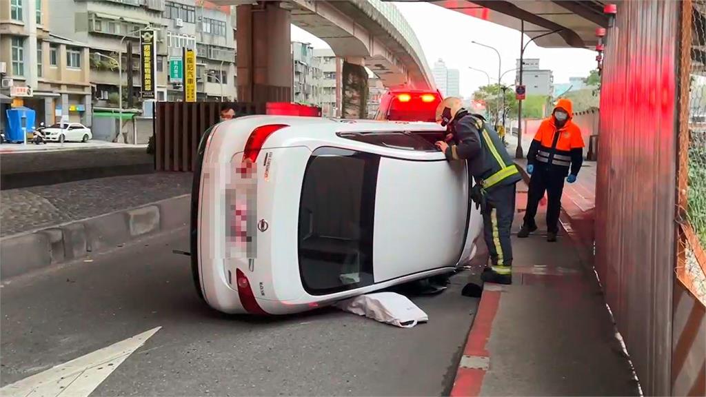 快新聞／嚇！週日一早出事　北市多元計程車自撞「90度側翻」畫面曝