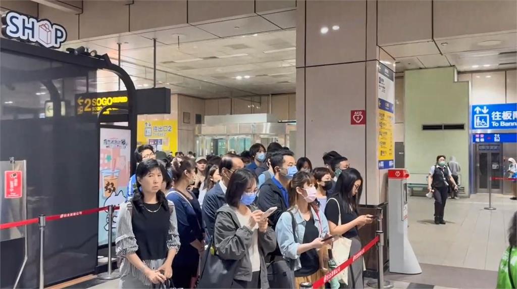 快新聞／通勤族一早心累！文湖線異常乘客乾等半小時　北捷說明了