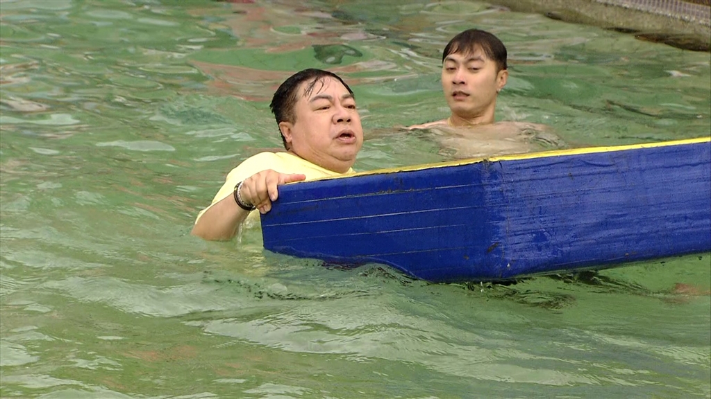 泳池錄影出事！董至成遭「巨物滅頂」畫面曝 水中掙扎急被拉上岸