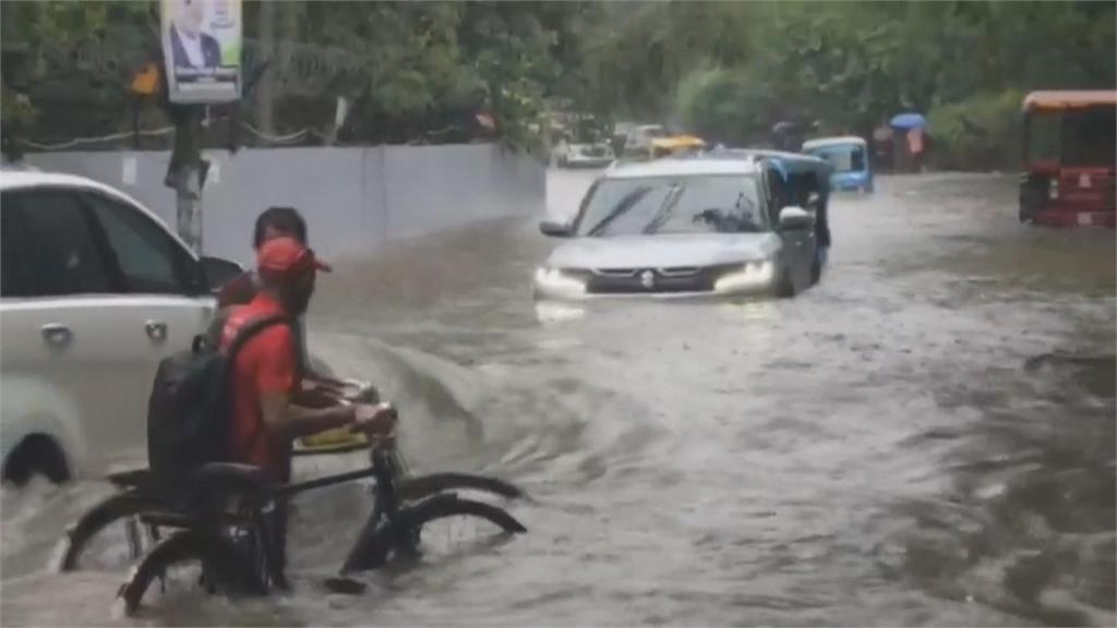 印度新德里大雨狂下　部分地區水深快及腰