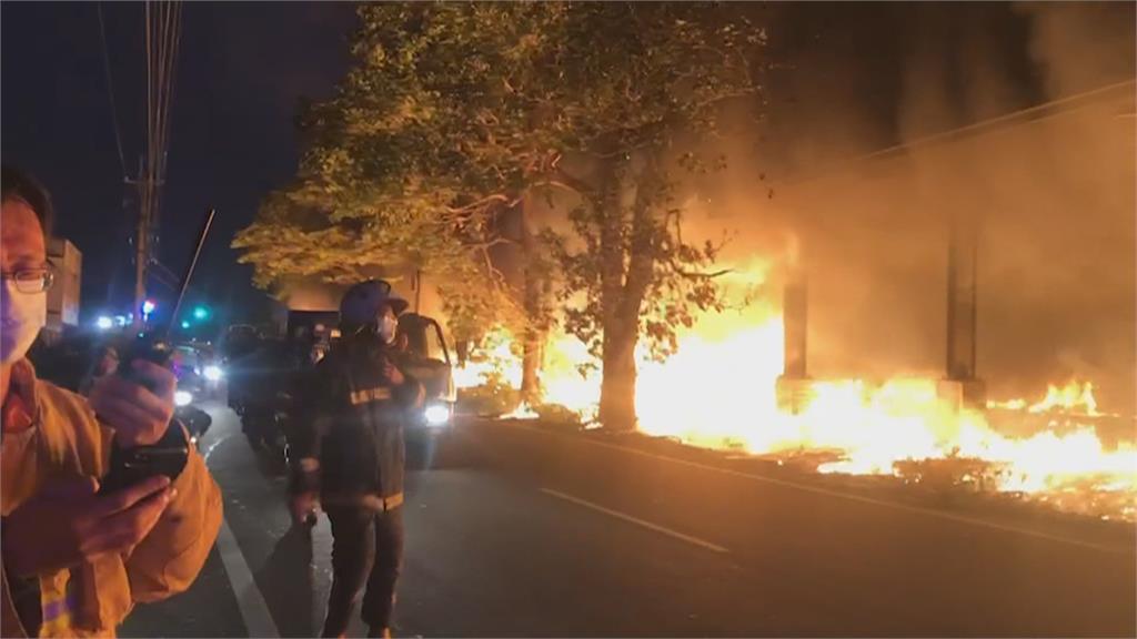 雲林西螺鐵皮屋起火竄濃煙　內部雜物助長火勢　警消人車馳援