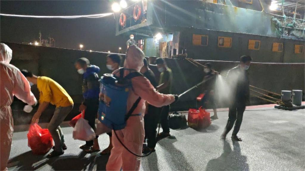 中國漁船撈過界甩尾衝撞　台中海巡強勢執法押回14人