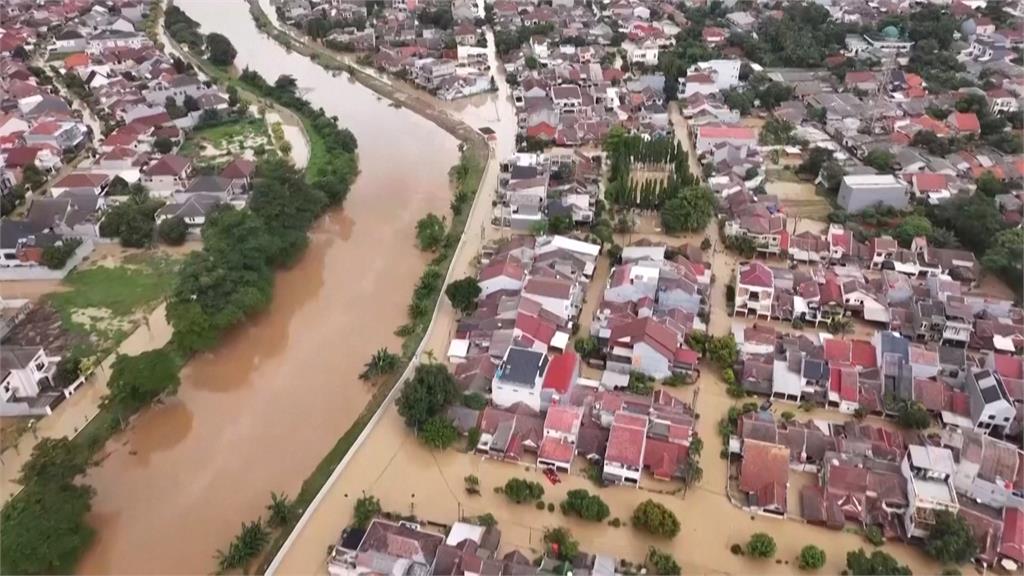 雅加達地區豪雨引發洪水　河岸最高淹水達8公尺