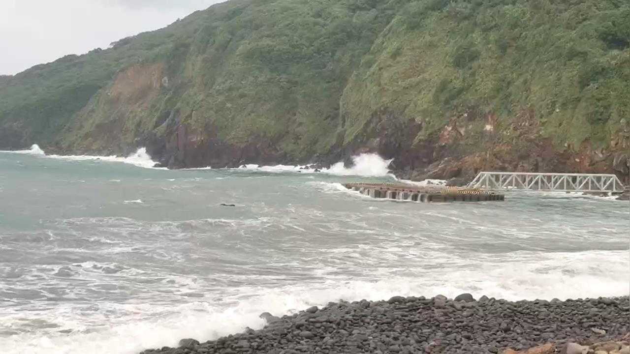 快新聞／東北季風掀巨浪　龜山島明日持續封島