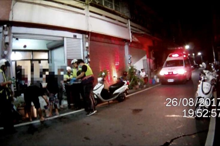 醉男討錢砍傷父子 遭家屬圍堵警逮捕