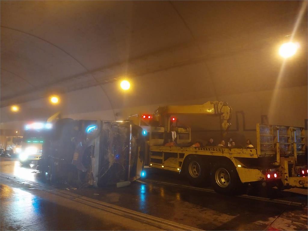 疑雨天路滑！康橋國際學校校車翻覆18傷　隧道內監視器驚險畫面曝