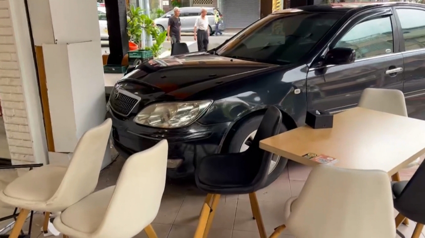 2車路口相撞「轎車衝進早餐店」　店員嚇哭喊「要收驚」