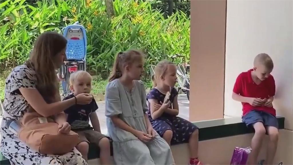 荷蘭父母攜4萌孩遠赴「亞洲最乾淨國家」　見告示牌1數字驚呆了