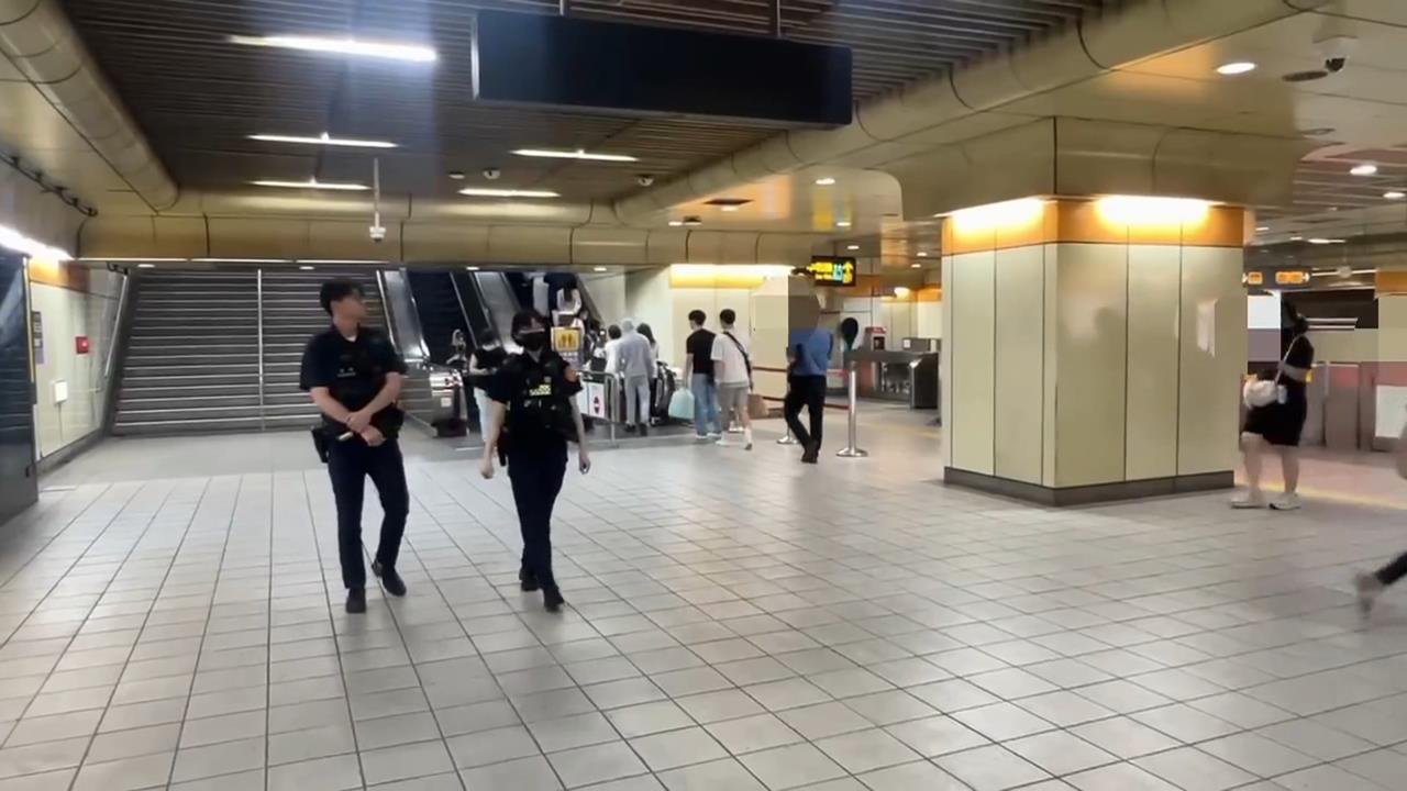 嚇人！男「腰掛雙刀」出沒北捷　警方埋伏逮人、扣刀械