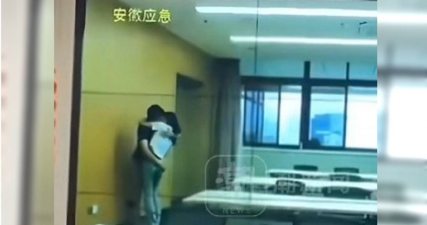 陸國企員工辦公室熱吻！總控中心「全程直播」　公司回應了