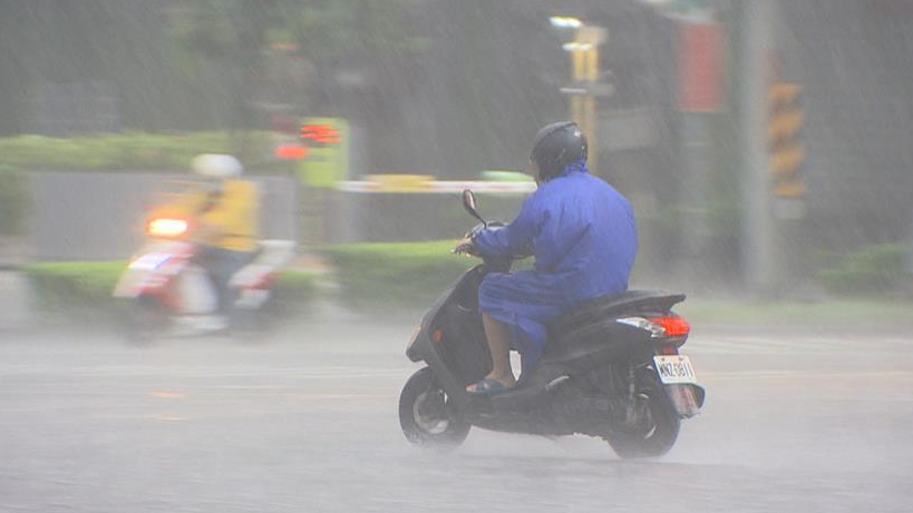 她穿雨衣騎車「裡外濕透透」超崩潰　內行人曝1方法：淋雨環島全身乾！