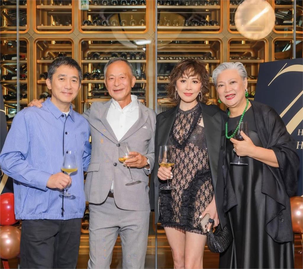 港片「神級」同框！周潤發＋梁朝偉＋劉嘉玲玩自拍全為「他」70大壽