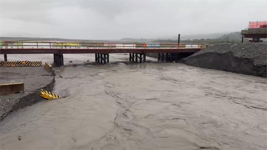 豪雨強襲!台東泥水狂湧馬路 土石流灌太麻里民宅緊急撤離