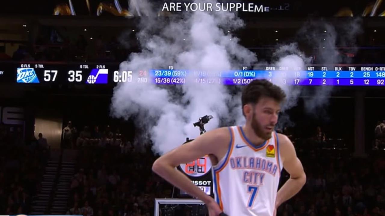 NBA(影)／都是「煙」怎麼看球？爵士主場籃框「乾冰器失靈」狂噴逾15秒中斷比賽
