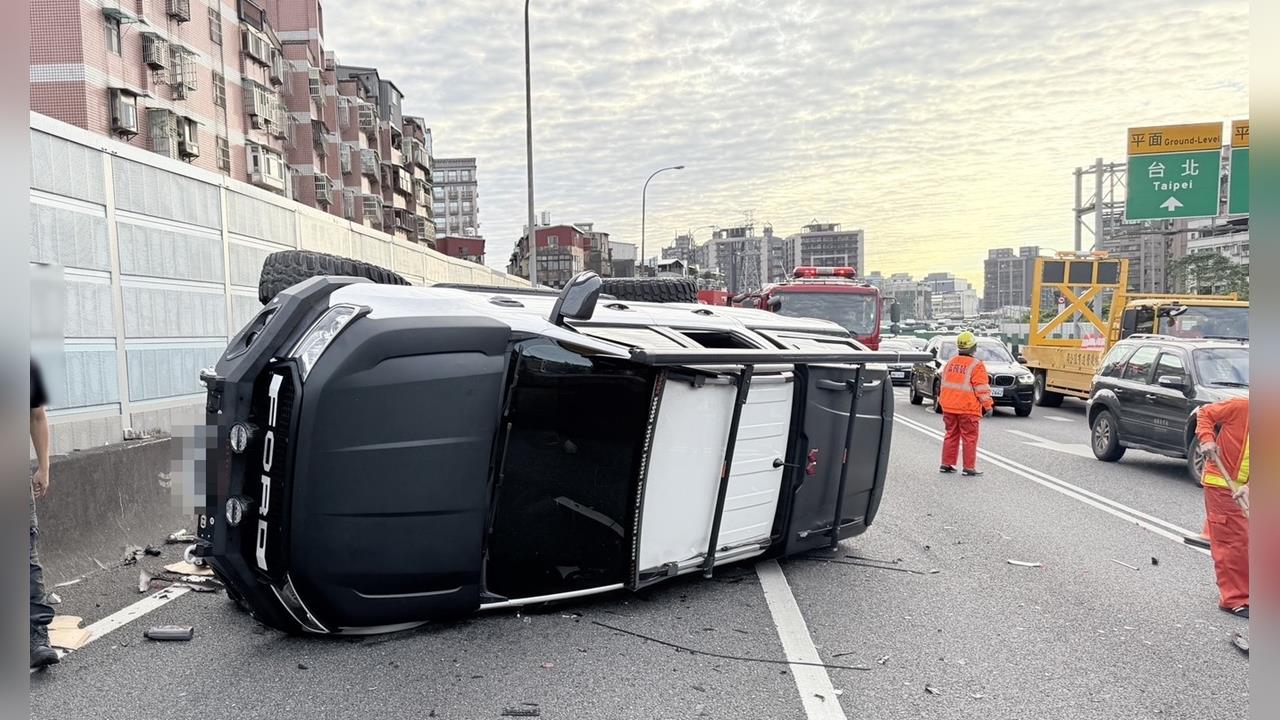 快新聞／國1驚傳追撞翻車事故　2歲童與母親一度受困