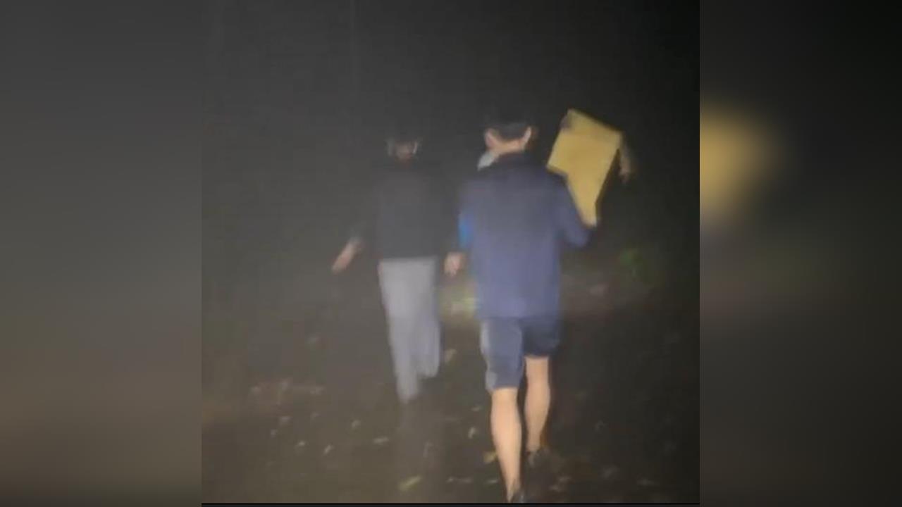 苗栗南庄道路掏空11人受困 消防員徒步送物資救急