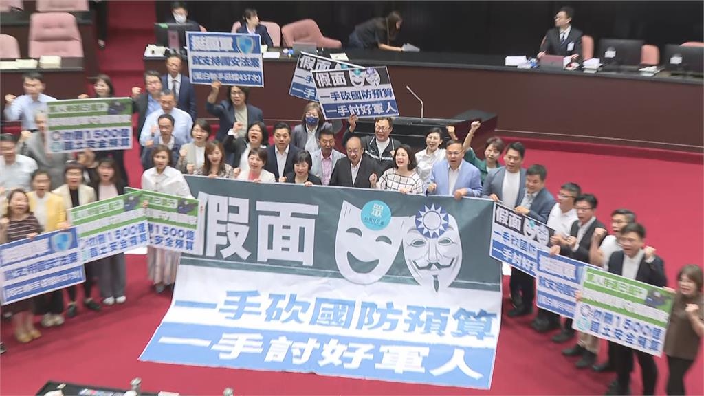 快新聞／藍白聯手！立法院三讀通過「恢復退役上校子女補助」　綠怒喊大罷免大成功